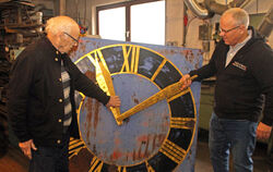 Auch dieses Zifferblatt einer Turmuhr wird Andreas Walz (rechts) in seiner Werkstatt restaurieren. Er hat das Handwerk und die F