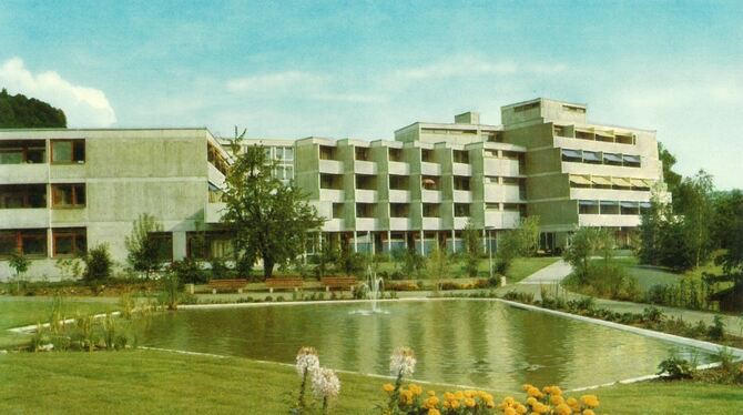 Das inzwischen durch einen Neubau ersetzte Altenheim liegt an der Elsa-Brändström-Straße. Die Straße wurde 1968 nach der schwedi