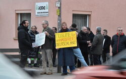 Zur Mahnwache am Dienstagabend vor der Moschee in der Karl-Jaggy-Straße kamen mehr als 20 Menschen zusammen.  FOTO: MEYER