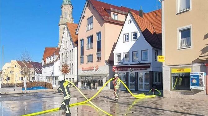 Feuerwehrleute haben nach der Demo nicht nur mit 10.000 Litern Wasser den Obertorplatz gereinigt, sondern sicherheitshalber auch