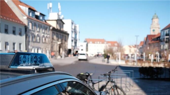 Die Polizei war am Samstag vor Ort, leitete direkt Ermittlungen gegen einen 56-jährigen Traktorfahrer ein, der laut hupend an de