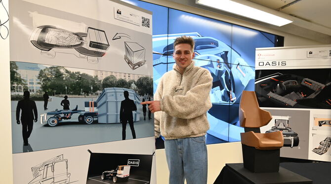 Werkschau TID Transportation Interior Design-Student Marc Sommer vor Elementen seines Entwurfes »Oasis«. Er hat ein Fahrzeug zur Versorgung vo