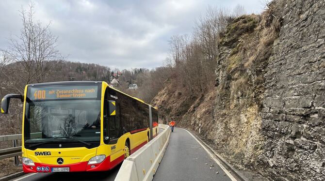 Honauer Steige Die gestern aufgestellten Betonelemente sollen den Verkehr vor dem Steinschlag schützen. Eine Ampel regelt den Verkehr an der En