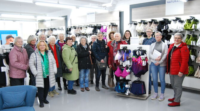 Die Landfrauen  ließen sich im Naturana-Museum in die Geschichte von Mode und Mieder entführen. FOTO: GARBER