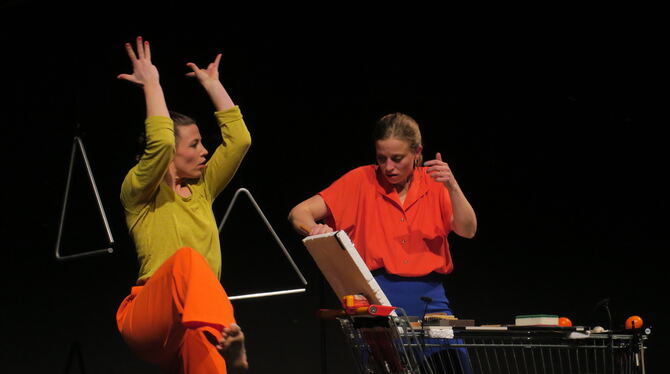 Tanz, Geräusche und ein Einkaufswagen: Stephanie Roser (links) und Vanessa Porter in dem Stück »Capture« von Jennifer Walshe.