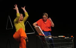 Tanz, Geräusche und ein Einkaufswagen: Stephanie Roser (links) und Vanessa Porter in dem Stück "Capture" von Jennifer Walshe.