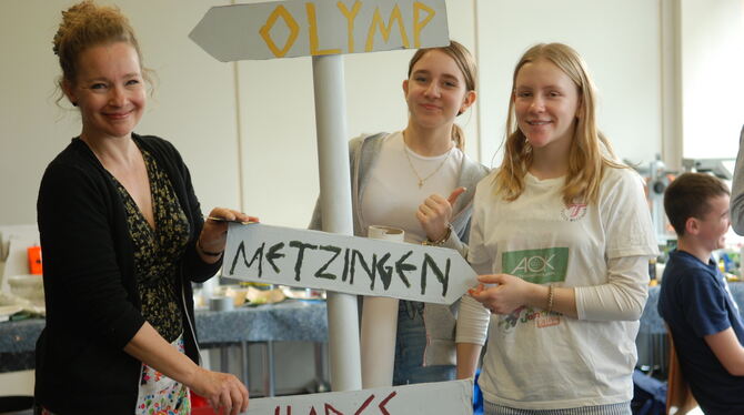 Götterwelt goes Metzingen: Kunstpädagogin Bettina Scharping und die Schülerinnen Elisaveta und Selina (rechts) an einem schülerg