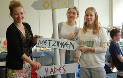 Götterwelt goes Metzingen: Kunstpädagogin Bettina Scharping und die Schülerinnen Elisaveta und Selina (rechts) an einem schülerg