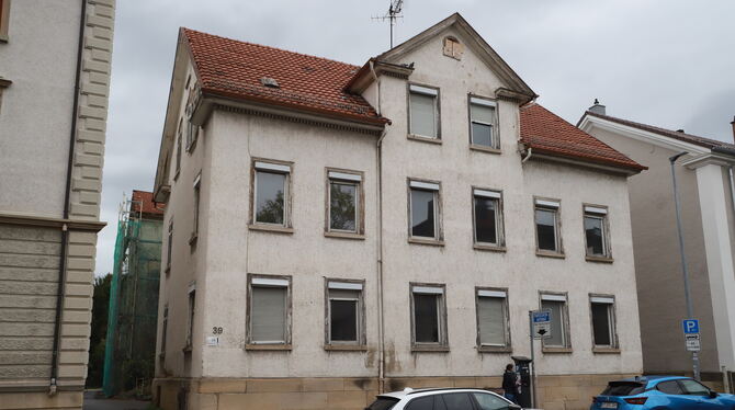 Das Haus in der Kaiserstraße 39 soll saniert werden. Pläne für einen Neubau auf der Fläche hinter dem Haus liegen auf Eis.