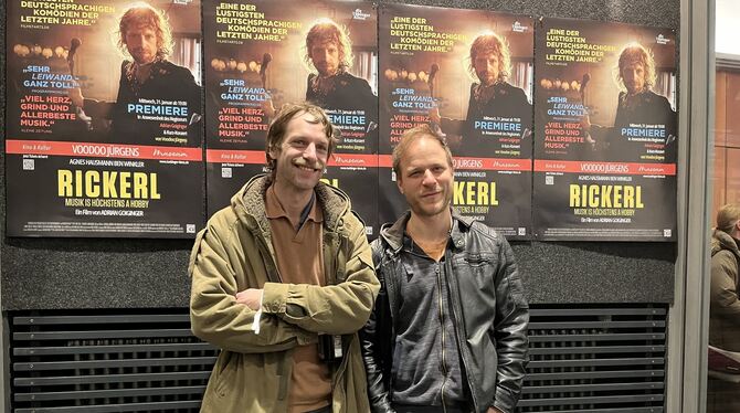 Hauptdarsteller Voodoo Jürgens (links) und Regisseur Adrian Goiginger bei der Filmpremiere in Tübingen.
