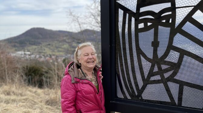 Die »posaunenblasenden Engel« von HAP Grieshaber als Sinnbild für das Thema Spiritualität, dazu beste Sicht auf Eningen: Dieser