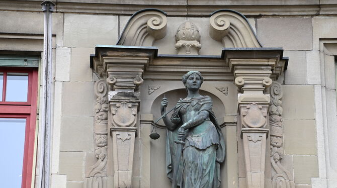 Justitia an der Fassade des Amtsgerichts Reutlingen.