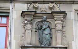 Justitia an der Fassade des Amtsgerichts Reutlingen.