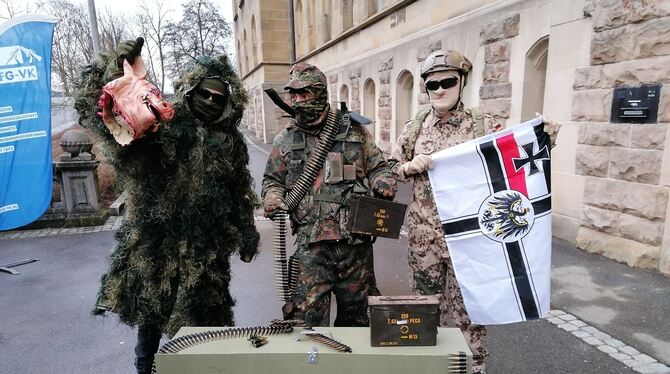 Demonstranten gegen das KSK vor dem Tübinger Landgericht