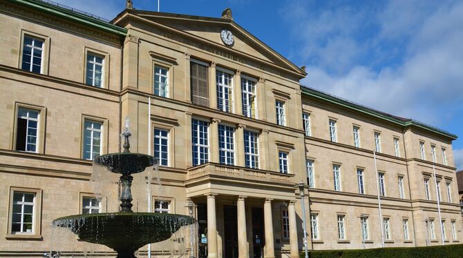 Universität Tübingen, Neue Aula In Tübingen sprudelt nicht nur das Wasser, sondern auch der Geist. Wie hier in der Neuen Aula der Universität.