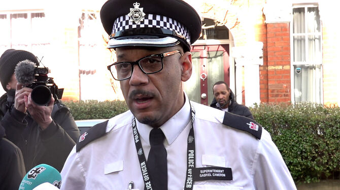 Ein Polizist informiert die Öffentlichkeit über einen Angriff mit einer ätzenden Substanz in London.  FOTO: DPA
