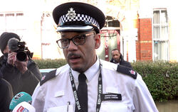 Ein Polizist informiert die Öffentlichkeit über einen Angriff mit einer ätzenden Substanz in London.  FOTO: DPA