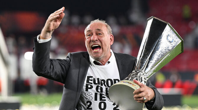 Größter Moment: Peter Fischer mit dem Pokal der Europa League.  FOTO: DEDERT/DPA