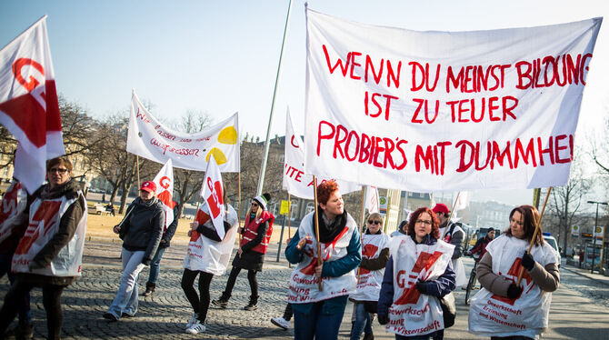 Beschäftigte im Öffentlichen Dienst streiken auf dem Schlossplatz in Stuttgart.  FOTO: SCHMIDT/DPA