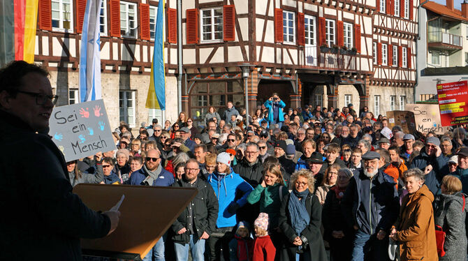 Auf dem Matthias-Erzberger-Platz in Münsingen protestierten knapp 1.000 Bürger gegen Rechtsextremismus: "Die Zeit des Zurücklehn