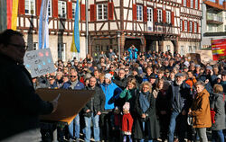 Auf dem Matthias-Erzberger-Platz in Münsingen protestierten knapp 1.000 Bürger gegen Rechtsextremismus: »Die Zeit des Zurücklehn