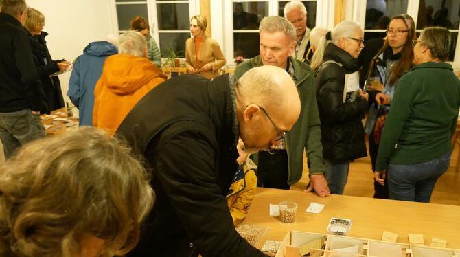Bei der ersten Saatgutbörse in Kusterdingen fanden viele Interessierte am Freitagabend Gemüse- und Blumensamen zum Tauschen, zum