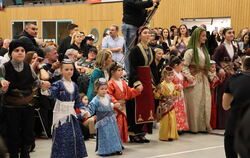 Pontische Tänze in bunten Trachten verfolgten die Zuschauer in der voll besetzten Lichtensteinhalle  