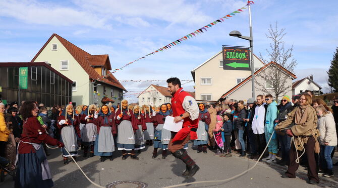 Moderator Adrian Zeller wurde zum Seilhüpfen von den Engstinger Narren geladen.