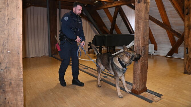Auf der Suche nach verstecken Datenträgern: Fabio Bickel und sein Spürhund Uso geben einen Einblick in ihre Arbeit.  FOTOS: MEYE