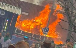 Faschingswagen bei Faschingsumzug in Brand geraten