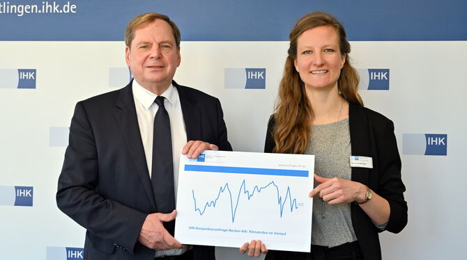 Hauptgeschäftsführer Wolfgang Epp und Konjunkturexpertin Antonia Hettinger von der Industrie- und Handelskammer Reutlingen stell