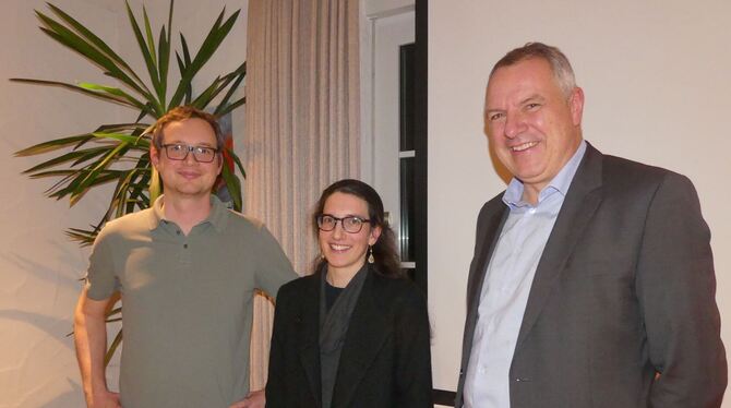 Der neue Hausarzt Clemens Reiser (von links), Pfarrerin Hannah Häfele und Bürgermeister Volker Brodbeck in der außerordentlichen