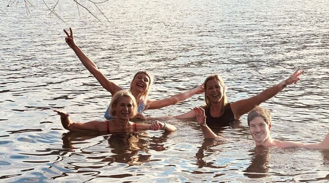 »Eisbaden mach süchtig«: Beate Böckle, Katharina Dodik, Nadine Riedel und David Birgel (von links) steigen immer sonntags in den