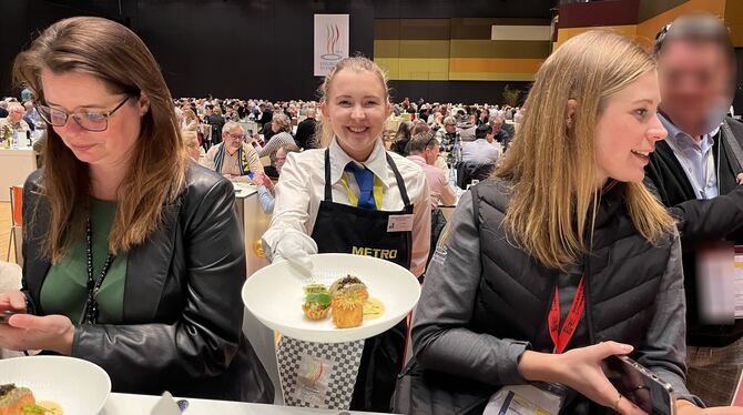 Berufsschülerin Nele serviert im Kongresszentrum der Landesmesse die Vorspeise vom Team Malaysia