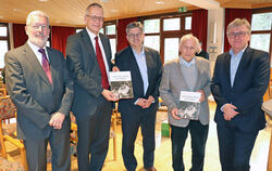 Freuen sich über die Veröffentlichung des Buches „Wir helfen leben“: Martin Beck (links), Johannes Eurich, Michael Stäbler, Herb