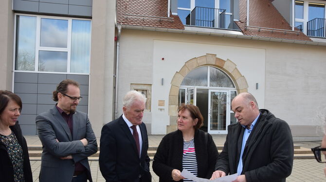 Hier gegenüber soll der neue Bau hin: Kultusministerin Theresa Schopper schaut in den Plan, den  Bürgermeister Joseph Reichert
