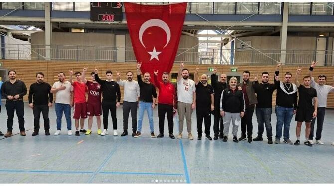 Rechtstürken TGO Reutlingen Hallentunier Betzingen Wolfsgruß in Reih' und Glied: Dieses Foto wurde auf der Instagram-Seite der »Türkische Gemeinschaft Organisation Reutlingen« gep