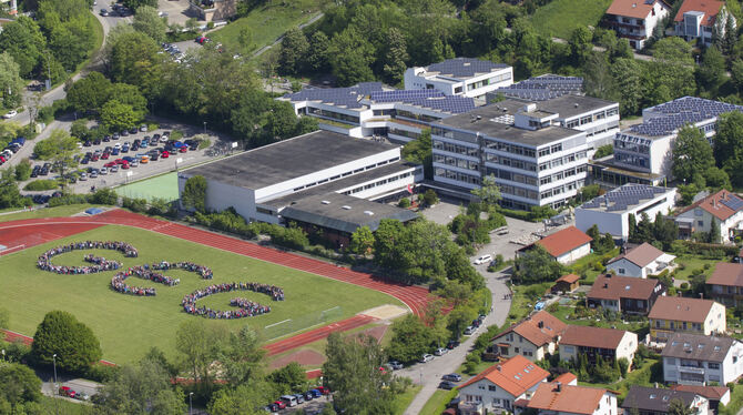 Vom Hohenurach aus hatten Schüler im Jahr 2012 die Buchstaben G  E G  für »Graf-Eberhard-Gymnasium« aufgenommen. Im Anschluss is