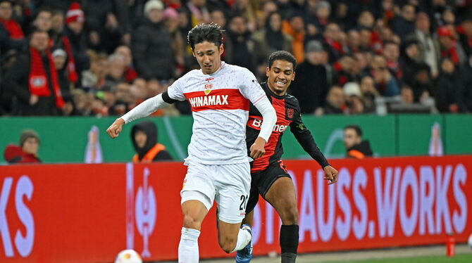 Stuttgarts Hiroki Ito im Duell mit dem Leverkusener Amine Adli.