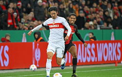 Stuttgarts Hiroki Ito im Duell mit dem Leverkusener Amine Adli.