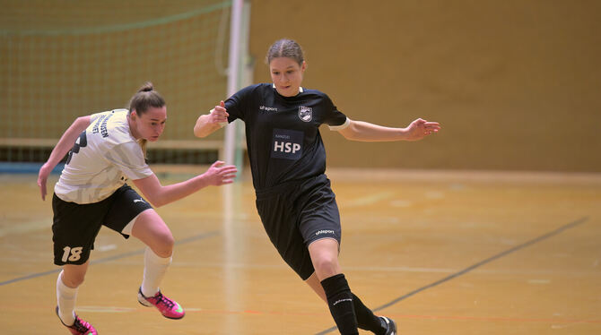 Antonia Vohrer vom TV Derendingen umkurft in der Engstinger Freibühlhalle Jacqueline Hänssler vom TV Jebenhausen.  FOTO: BAUR