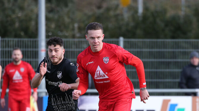 Freut sich, endlich zurück auf dem Platz zu sein: Marco Gaiser vom SSV Reutlingen (rechts), hier im Zweikampf mit Sergen Erdcem