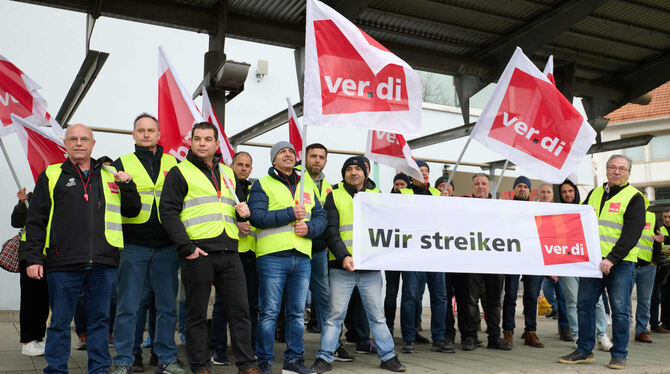 Keine Schuss vor den Bug, nur ein sanfter Tritt gegen das Schienbein: RSV-Busfahrer haben ihrer Forderung nach betrieblicher Alt