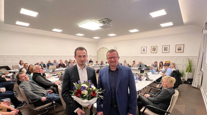 Der Pfullinger Gemeinderat wählte Manuel Baier (links) zum Ersten Beigeordneten der Stadt. Bürgermeister Stefan Wörner freute si