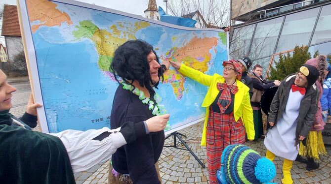 Ratahaussturm Fasnet Sonnenbühl Machtübernahme Narren Schmotziger Doschtig Die Rathausmitarbeiter aus Sonnenbühl kennen sich in der Welt aus und erringen damit den Sieg gegen ihren Chef. Bürgermeister Uw