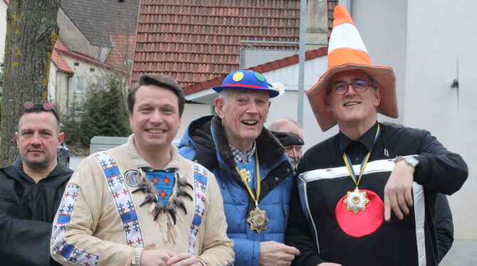 Fasnet Rathaussturm Sonnenbühl MIchael Schäfer Manuel Hailfinger Gerd Bergweiler Michael Donth Schmotziger Doschtig Wollen sehen, wie der Rathauschef entmachtet wird: Die Sonnenbühler Gemeinderäte MIchael Schäfer und Manuel Hailfinger (MdL), G
