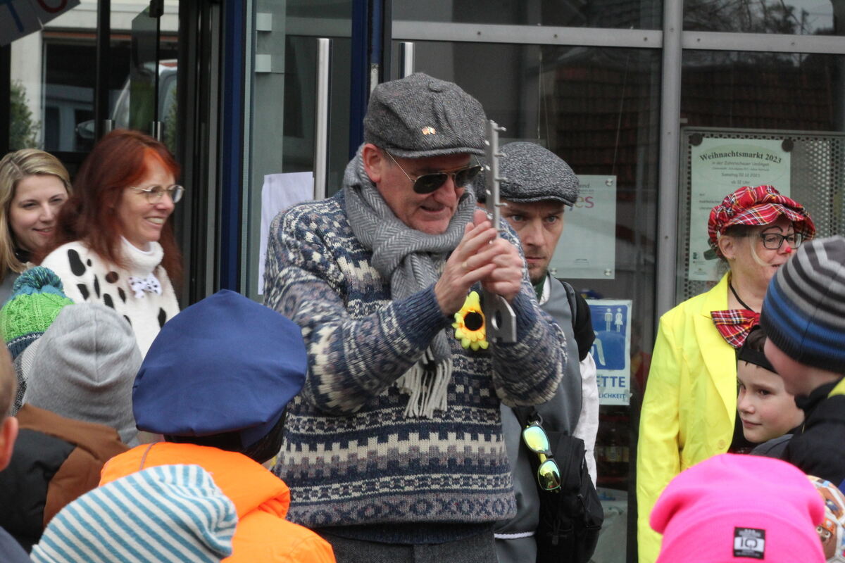 Da ist er: Die Kinder und Narren haben den Sonnenbühler Bürgermeister Uwe Morgenstern aus dem Rathaus geholt und fordern von ihm