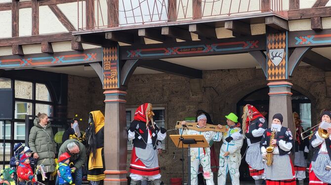 Fasnet Bürgermeister Mike Münzing wurde zum Gericht geführt.
