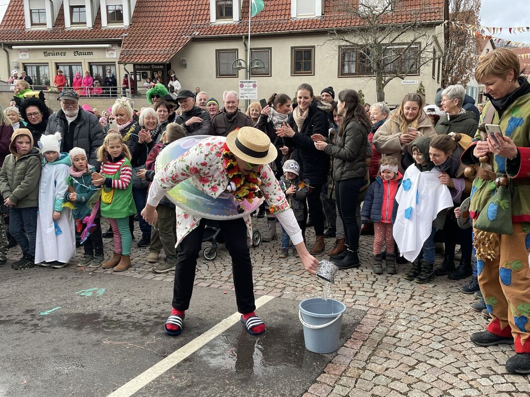 Ohne Aufgabe wird der Eninger Bürgermeister Eric Sindek nicht in seinen närrischen Urlaub entlassen: Er dreht seine Runden um de