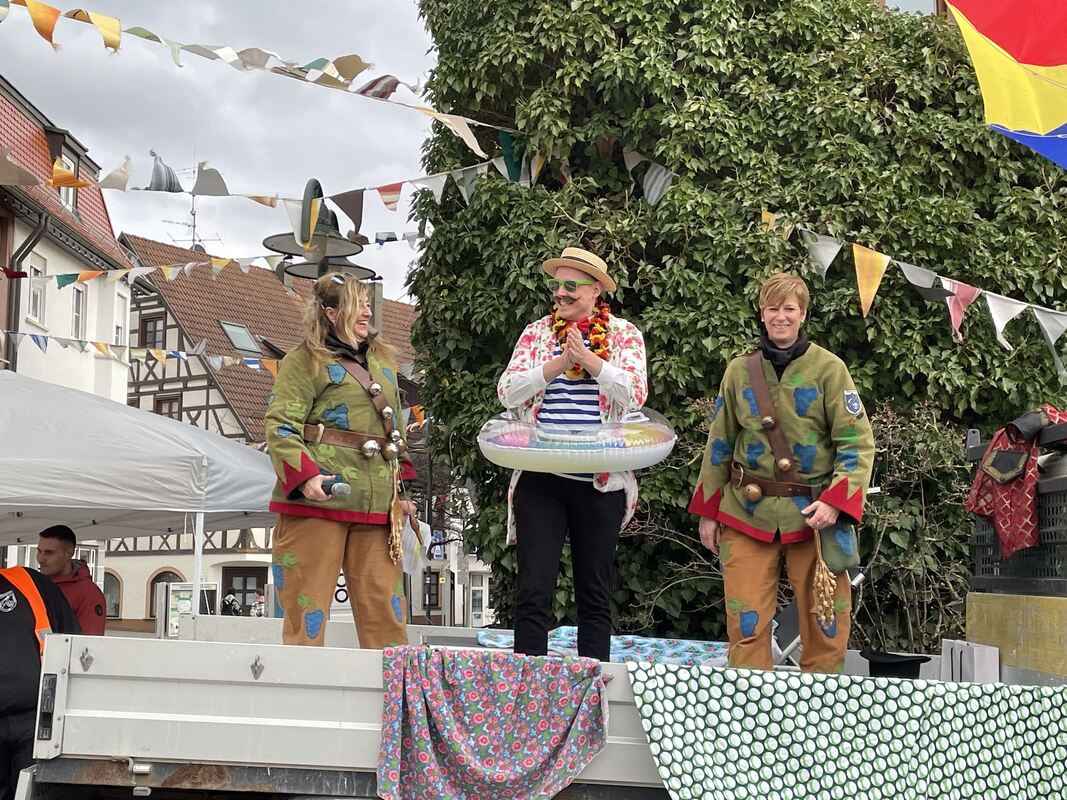 Eningens Bürgermeister Eric Sindek wird zum Bademeister. Warum? Weil die Eninger Häbles-Wetzer mehr Freibadpersonal fordern. Eningens Bürgermeister Eric Sindek wird zum Bademeister. Warum? Weil die Eninger Häbles-Wetzer mehr Freibadpersonal fordern.